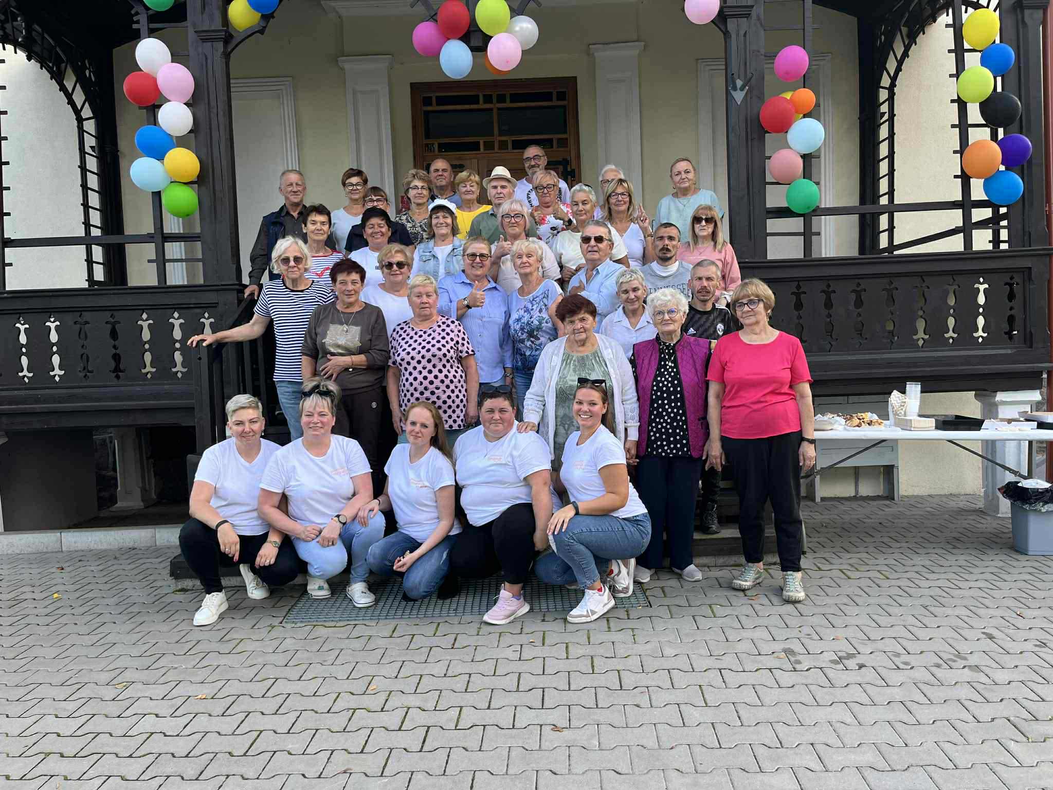 Zdjecie grupowe uczestników pikniku w Kręgu