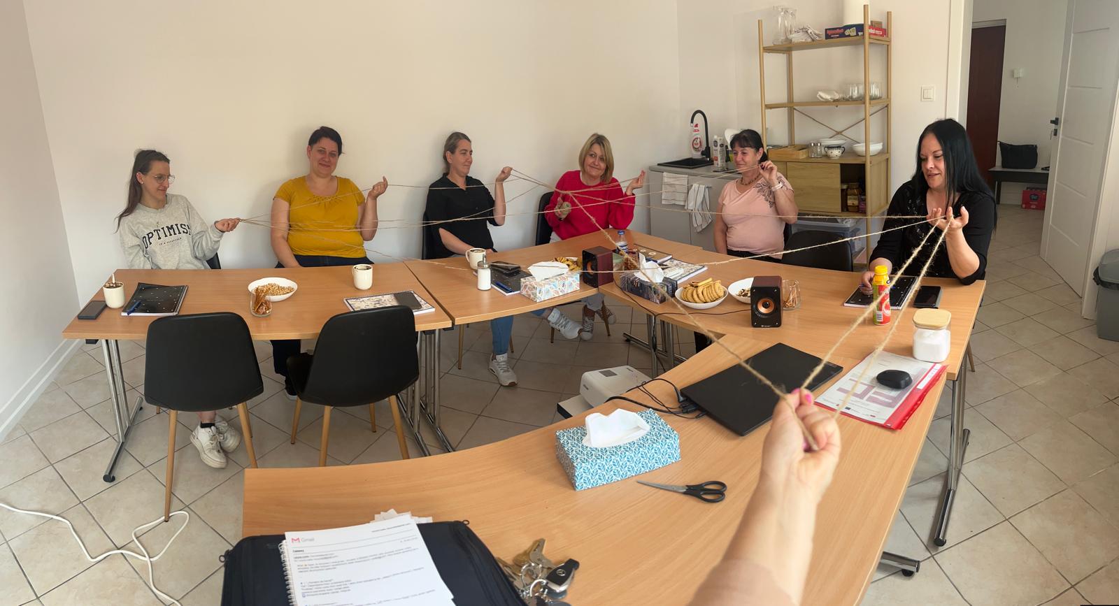 Zdjęcie przedstawia grupę uczestników wykonujących ćwiczenie.